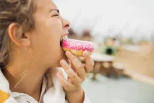 دشمن پنهان پوست؛ چگونه مصرف زیاد قند می‌تواند چین‌وچروک را بیشتر کند؟