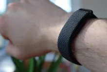 اپل با یک دستبند سلامتی بدون نمایشگر به جنگ Fitbit می‌رود