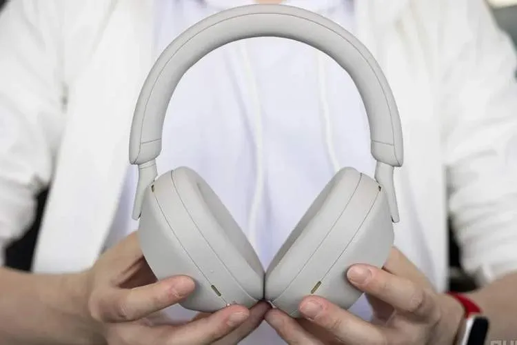سونی WH-1000XM5 با حذف نویز قدرتمند و شارژدهی ۳۰ ساعته ارزان‌تر شد