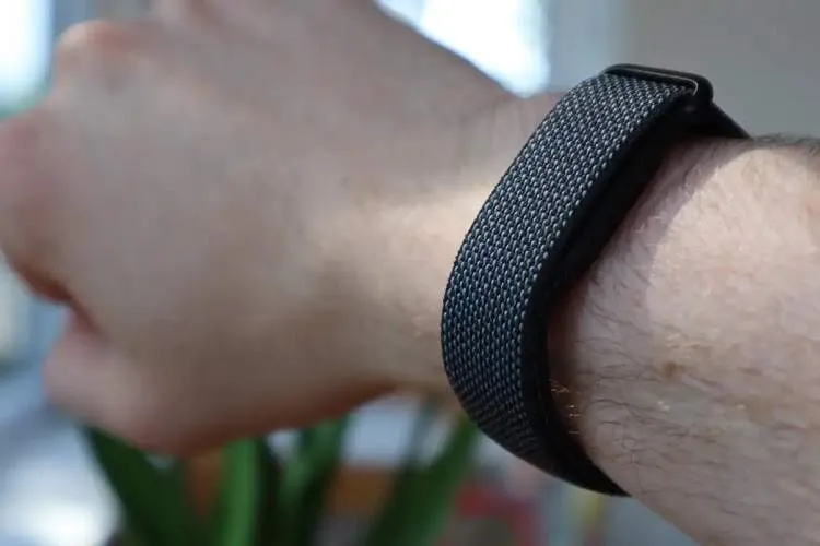 اپل با یک دستبند سلامتی بدون نمایشگر به جنگ Fitbit می‌رود